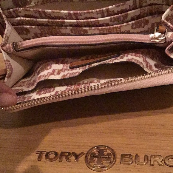 Tory Burch Kerrington Smartphone Wristlet 🌟 HOST PICK - Picture 7 of 13
